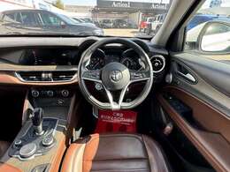【室内】コックピット。車内もキレイで嫌な臭いもありません！ご納車後の臭いが付きにくくなる「空気触媒コーティング」もあります。