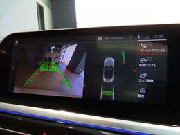 リアビューカメラ。ガイドラインとパークディスタンスコントロールで安全に車庫入れ可能。