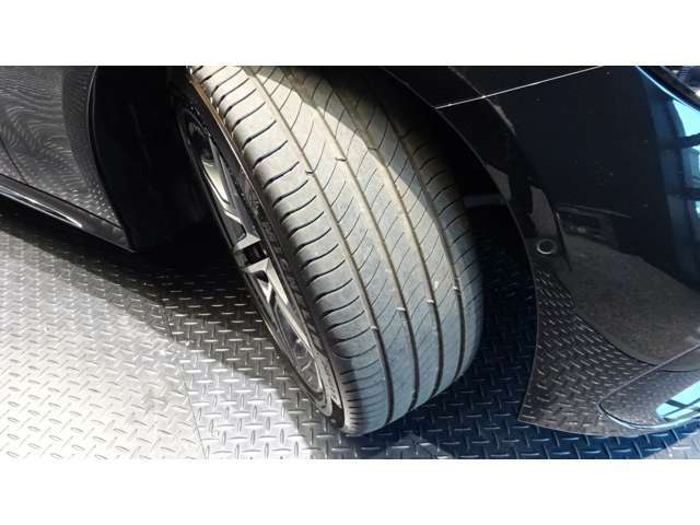 ここまでの新車おろしたてと変わらない安心をご提供できるのも、サーティファイドカーが、正規販売店での徹底したチェックと整備を経て、独自の厳しい基準をクリアした車であるからこそなのです。