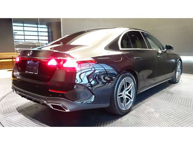 メルセデスの認定中古車「サーティファイドカー」では、万一お車が故障した場合も、ご購入後1年間もしくは2年間※は走行距離にかかわらずメルセデス・ベンツ正規サービスネットワークで無料修理いたします。