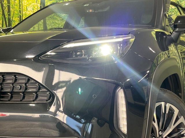 【LEDヘッドライト】悪天候や夜間走行時も良好な視界を確保し安心して運転できる高輝度LEDヘッドライトを装備！点灯速度が早く、消費電力も抑えられています。
