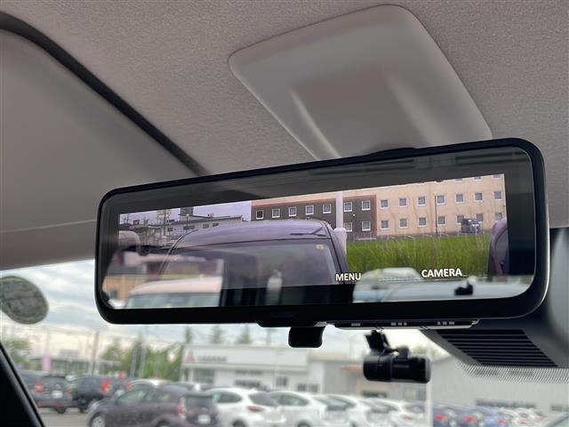 【デジタルルームミラー】車両後方カメラの映像をルームミラーに映すことが出来ます。 そのため、後席に人や荷物があって後方が見えづらい場合でもしっかり視界を確保することが出来ます。