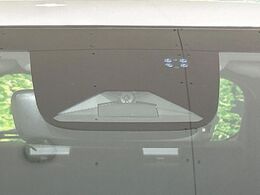 【ホンダセンシング】走行中に前方の車両等を認識し、衝突しそうな時は警報とブレーキで衝突回避と被害軽減をアシスト。より安全にドライブをお楽しみいただけます。