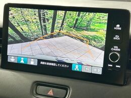 【バックカメラ】駐車時に後方がリアルタイム映像で確認できます。大型商業施設や立体駐車場での駐車時や、夜間のバック時に大活躍！運転スキルに関わらず、今や必須となった装備のひとつです！