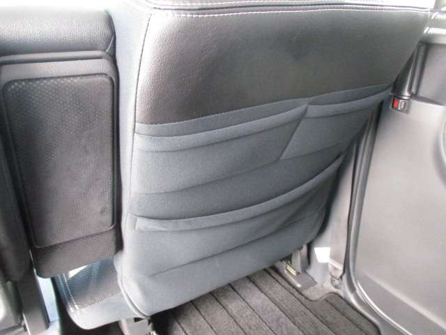 運転席裏に小物入れがあります！