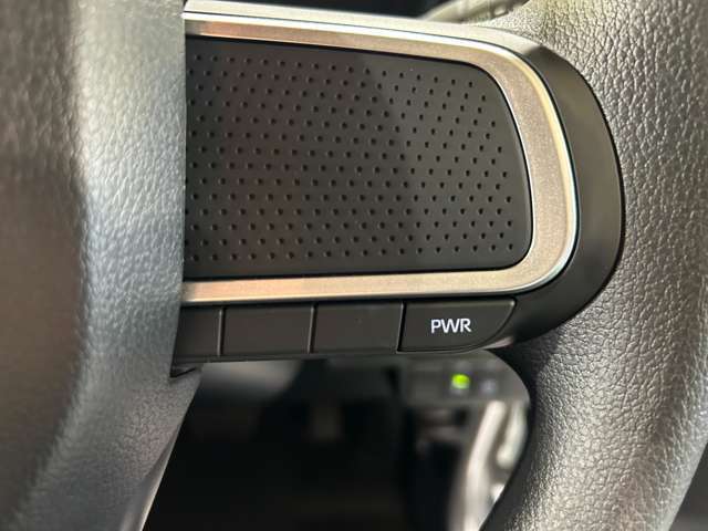 ステアリングに各種スイッチが付いてますので、運転中に余所見することがありませんね！