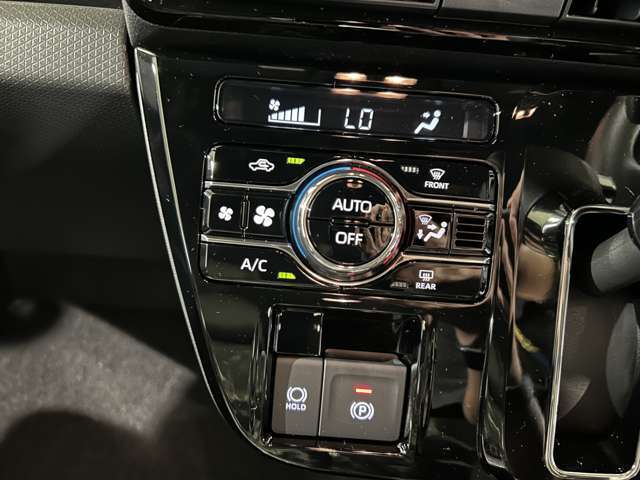 「オートエアコン」が付いています。1年中快適な室内を提供！車内温度を設定すると、風量を自動で調節してくれます。