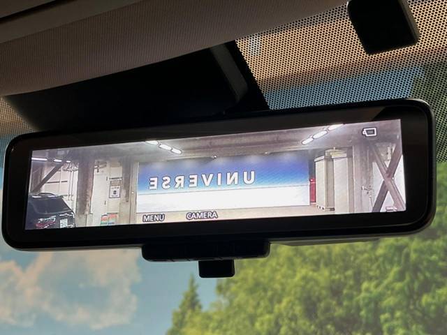 【インテリジェントルームミラー】後席の大きな荷物や同乗者で後方が確認しづらい時でも安心！カメラが撮影した車両後方の映像をルームミラー内に表示。クリアな視界で状況の確認が可能です！