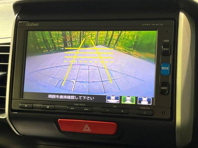 【バックカメラ】駐車時に後方がリアルタイム映像で確認できます。大型商業施設や立体駐車場での駐車時や、夜間のバック時に大活躍！運転スキルに関わらず、今や必須となった装備のひとつです！