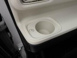 テイクアウトの温かい飲み物の美味しい温度をキープする保温機能付きドリンクホルダー。飲み物を楽しみながらドライブできます。