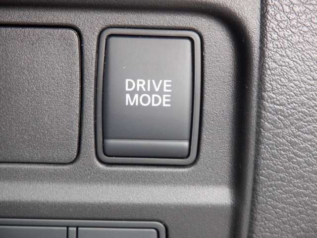アクセルペダルだけでワクワク運転。「DRIVE MODE」。このスイッチで、ECOモードを選択するとエンジンブレーキの効きが強くなり、ブレーキを踏まなくてもしっかり減速できます。