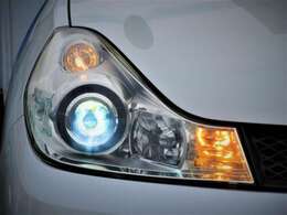 ナイトドライブの強い味方、キセノンヘッドライト！　夜間の視界を確保して安全な運行をサポ-トしてくれます。