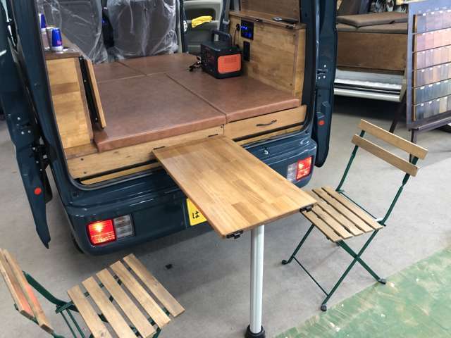 屋外用テーブルは室内のテーブルとも兼用になっております。すぐに取り出せるテーブルがあると様々なシーンで大活躍です！アウトドアやBBQ、子供のスポーツ観戦にも！