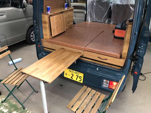 当店オリジナルの車中泊エブリィ　ポータブル電源仕様☆後席を倒して広々スペース☆アウトドアやキャンプ、車中泊に便利☆ポータブル電源仕様車なので