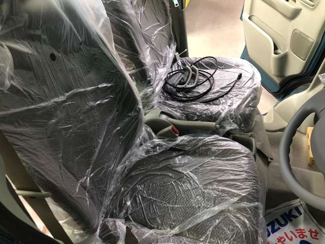 シートはオプションでシートカバーも取付可能☆ベーシックなシートカバーからオールドレザーでお洒落な室内を演出します！街でも山でも目立ちます！