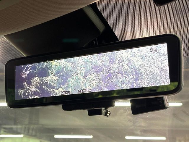 【インテリジェントルームミラー】後席の大きな荷物や同乗者で後方が確認しづらい時でも安心！カメラが撮影した車両後方の映像をルームミラー内に表示。クリアな視界で状況の確認が可能です！