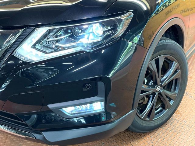 【LEDヘッドライト】悪天候や夜間走行時も良好な視界を確保し安心して運転できる高輝度LEDヘッドライトを装備！点灯速度が早く、消費電力も抑えられています。