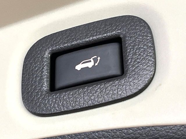 【パワーバックドア】スマートキーや運転席のボタンを押すだけでリアゲートが自動で開閉します！荷物を持っている時や、高い位置にあるバックドアを閉める際に便利な機能です♪