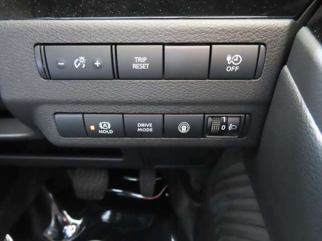 ドライブモードの切り替えやブレーキオートホールドなどのスイッチが運転席右前部に装備されています。