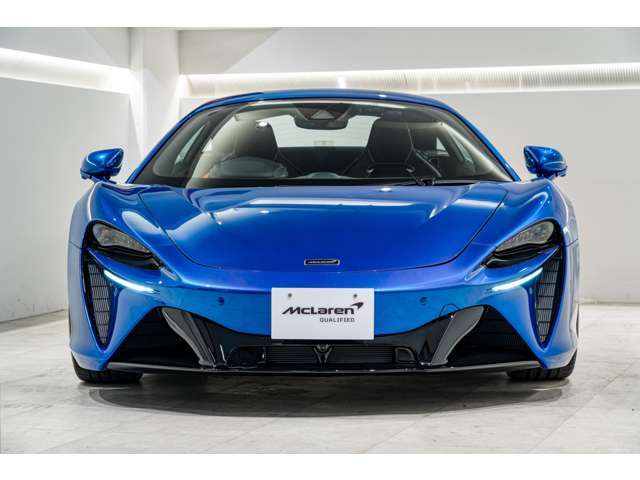 LEDヘッドライトはマクラーレン・スピードマークロゴをイメージしたデザインとなっています。