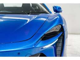 一文字のライトは日中も点灯し視認性を高めております。更に、ヘッドライト周りがMcLarenのスピードマークの形となっております。