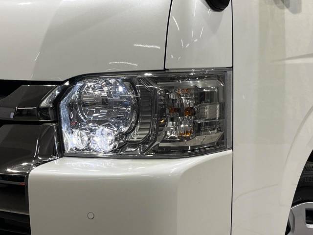 【LEDヘッドライト】悪天候や夜間走行時も良好な視界を確保し安心して運転できる高輝度LEDヘッドライトを装備！点灯速度が早く、消費電力も抑えられています。