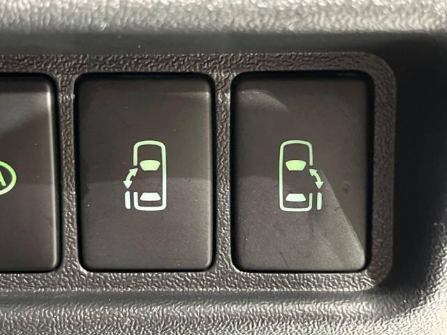【両側スライドドア】駐車場で隣の車との間隔が狭く乗りにくい時、スライドドアなら安心！ドアオープン時も幅を取らず、開口部が広いので乗り降りがとっても簡単です。大きな荷物の出し入れも後席から可能♪