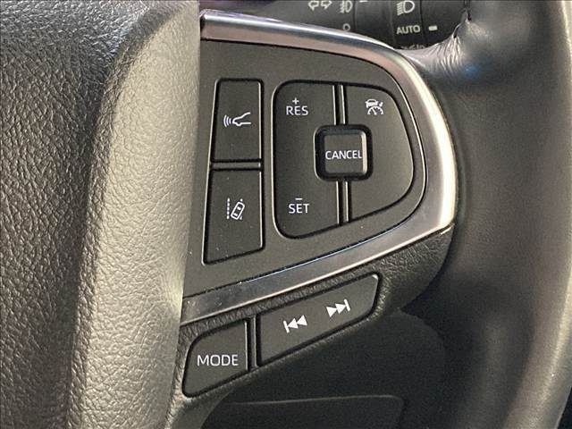 【レーダークルーズコントロール】装備車両です。レーダーやカメラを使って前を走るクルマの状況を検知して速度を調整してくれます。遠距離ドライブの高速道路などでは大活躍で疲労軽減に役立ちます。