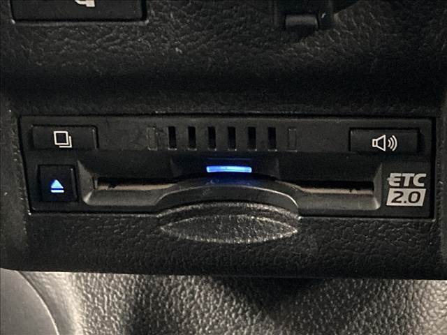 【ETC車載器】を装備しておりますので、ご納車直後からの遠距離ドライブも可能です。土日の利用料金の割引や、朝夕の通行料金を割引料金で高速道路をお楽しみいただけます。