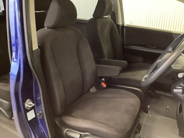 座面も厚みがあり背もたれも高く、広い足元にゆったり座れるシートです。運転席と助手席の間が空いている為、助手席側への移動がスムーズです。交通量の多い道でも助手席側から乗り降りができます。