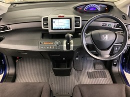 車内は光触媒抗菌消臭施工済です。インパネ周りはスタイリッシュなデザインです。グローブボックスやカップホルダーのほかにトレーなどたくさんの収納スペースが付いています。