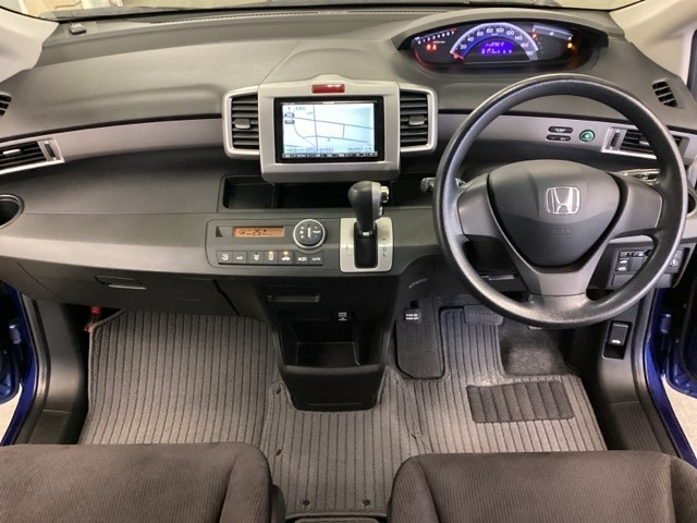 車内は光触媒抗菌消臭施工済です。インパネ周りはスタイリッシュなデザインです。グローブボックスやカップホルダーのほかにトレーなどたくさんの収納スペースが付いています。