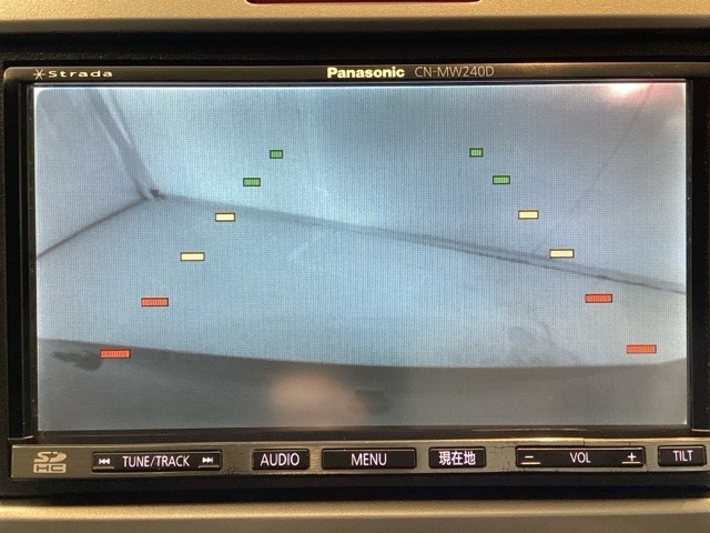バックでの車庫入れも安心です！　リアカメラが付いているバックモニター付のナビを装備しております。操作線もついており距離感も画面から確認できます。