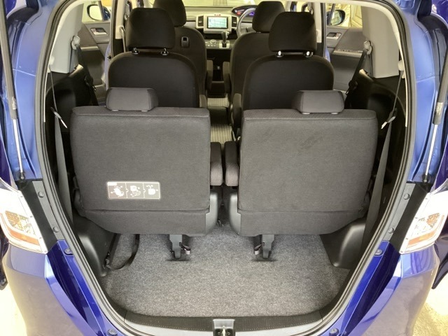 開口部も広く荷物の積み下ろしもしやすいお車となっております。3列目シートは5：5の割合で背もたれを倒しシートの跳ね上げができます。