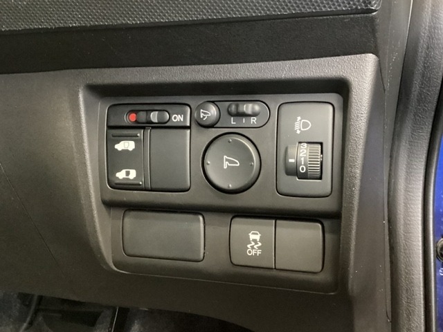左側電動スライドドアは運転席から操作ができるよう、操作スイッチが付いています。周辺にはヘッドライトレベライザーのスイッチやVSA（ABS＋TCS＋横滑り抑制）解除スイッチなどがついています。