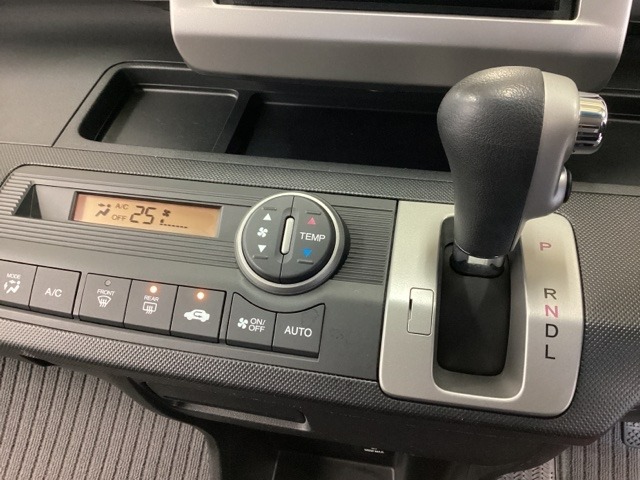 CVT車のセレクトレバーです。低速から高速まで、変速ショックのないスムーズな走りを実現するとともに、エンジン効率のよい領域を維持することで燃費にも貢献します。