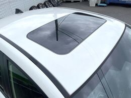 【サンルーフ】開放感たっぷりの希少装備、サンルーフが装着されています！車内に明かりを取り入れたり景色を楽しむ以外にも、車内の空気も簡単に換気できて快適です！