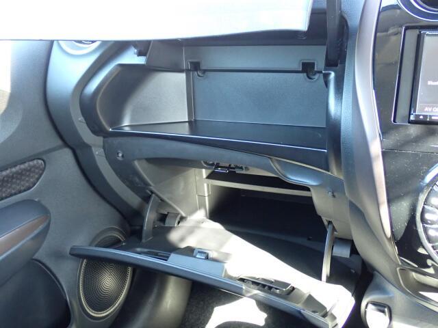 収納たっぷりグローブボックス。