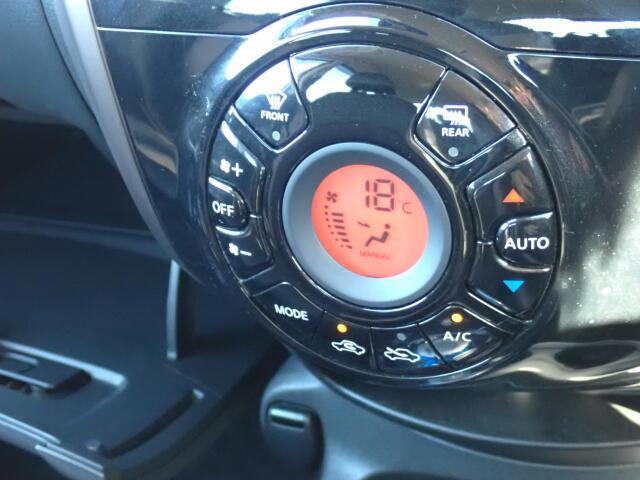 オートエアコン装備。温度設定が出来て、室内快適ですよ。