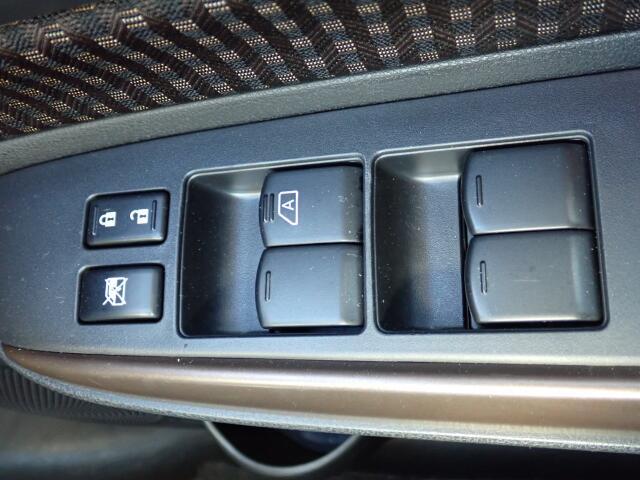 窓の開閉は電動（パワーウィンド）になりますので、便利ですよね。