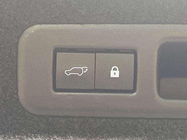 【パワーバックドア】スマートキーや運転席のボタンを押すだけでリアゲートが自動で開閉します！荷物を持っている時や、高い位置にあるバックドアを閉める際に便利な機能です♪