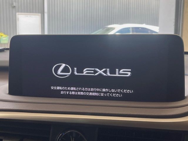 【12.3インチワイドナビ】高級感とインパクトのある大型ワイドナビを装備。各種オーディオ操作はもちろん、横長ワイド画面でのマップ2分割表示など、利便性も高いナビです♪