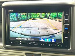【バックカメラ】駐車時に後方がリアルタイム映像で確認できます。大型商業施設や立体駐車場での駐車時や、夜間のバック時に大活躍！運転スキルに関わらず、今や必須となった装備のひとつです！