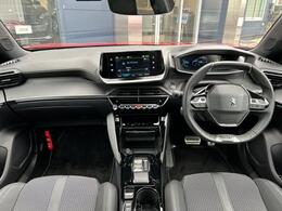 人の身体に合わせたコックピット設計で運転中の視線移動を最小限に抑える最適なレイアウトのインストルメントパネル