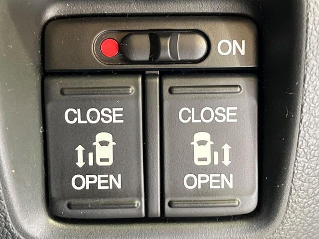 【両側パワースライドドア】スマートキーや運転席のスイッチで後席両側スライドドアの開閉が可能♪電動だから力を入れてドアを開ける必要が無く、小さなお子様でも簡単に開け閉めでき快適です♪