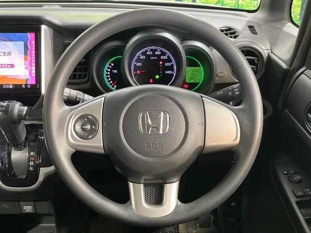 インテリアに合わせたデザインのステアリングは、運転される方のことも考え、運転しやすい形状、大きさです。是非一度、実際に触ってお確かめください。
