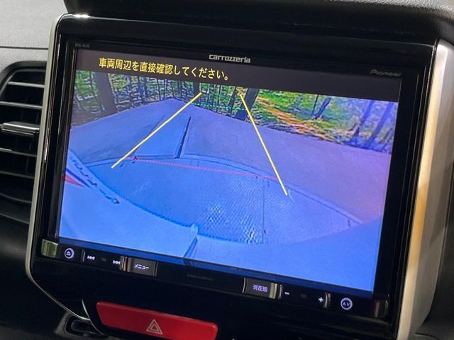 【バックカメラ】駐車時に後方がリアルタイム映像で確認できます。大型商業施設や立体駐車場での駐車時や、夜間のバック時に大活躍！運転スキルに関わらず、今や必須となった装備のひとつです！