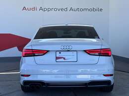 フロント同様、水平基調のデザインが安定感とワイドさを強調しています。