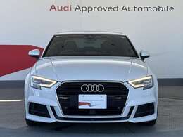 Audiの象徴であるシングルフレームグリルをよりワイドで低くシャープなデザインとすることでワイド＆ローのフォルムを協調しています。