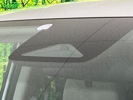 【ホンダセンシング】走行中に前方の車両等を認識し、衝突しそうな時は警報とブレーキで衝突回避と被害軽減をアシスト。より安全にドライブをお楽しみいただけます。